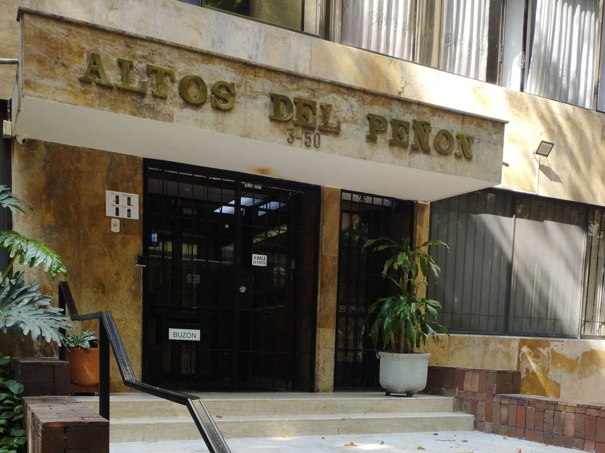 Entrada del edificio Altos del Peñón con control de acceso