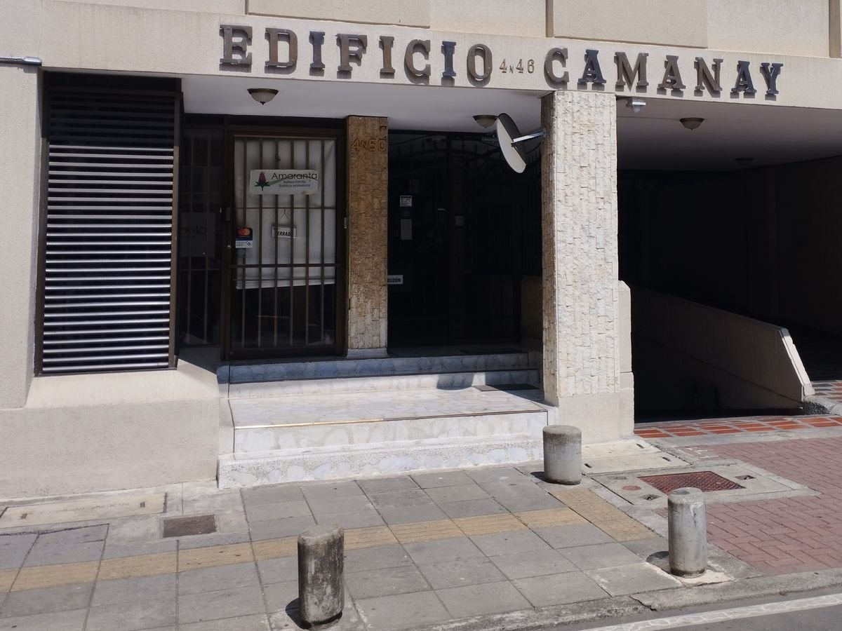 Entrada del Edificio Camanay con videocitófono y control de acceso